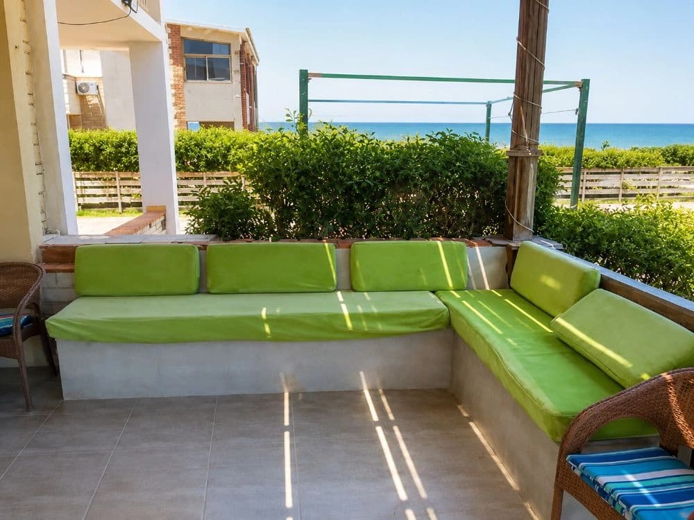 Beachfront Villa with a Spacious Garden in Diana Beach – photo 5