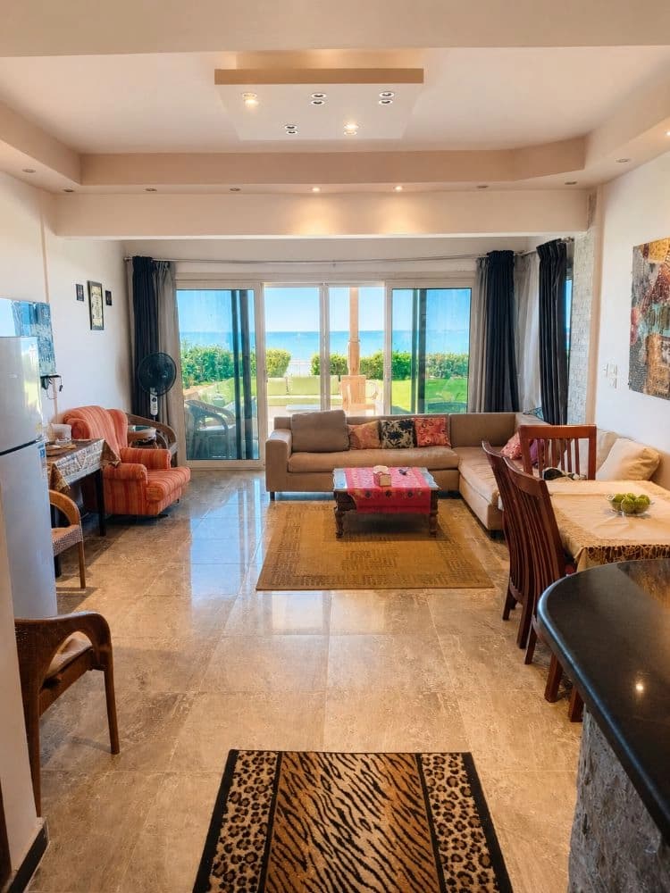 Beachfront Villa with a Spacious Garden in Diana Beach – photo 2